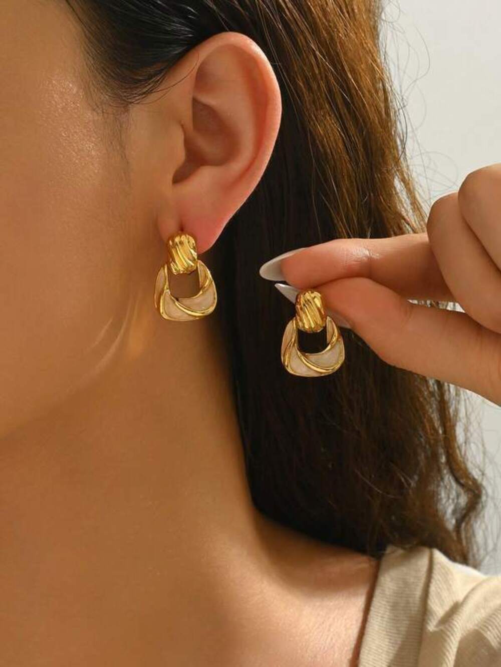 1 Pair Retro Dual-Tone Geometric Earrings, Simple Yet Stylish Design Adds Vintag